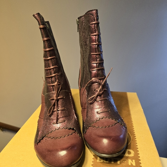 GOLD BUTTON LEATHER HEELED ANKLE BOOT - Picture 8 of 9